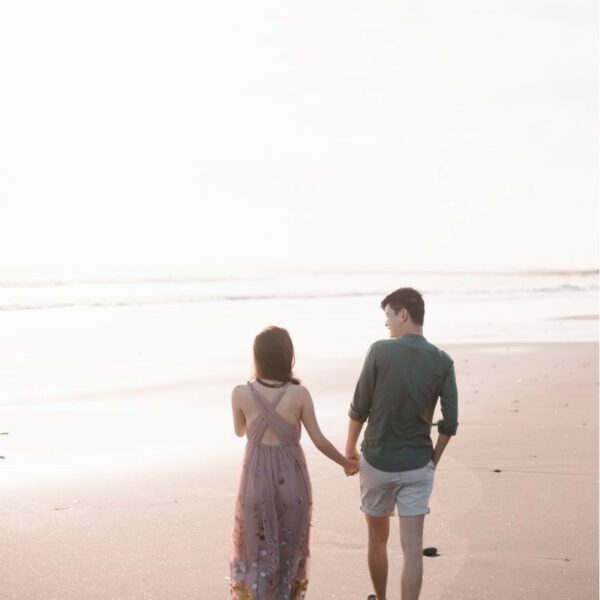 Ein Paar geht am Strand entlang. Beziehungscoaching