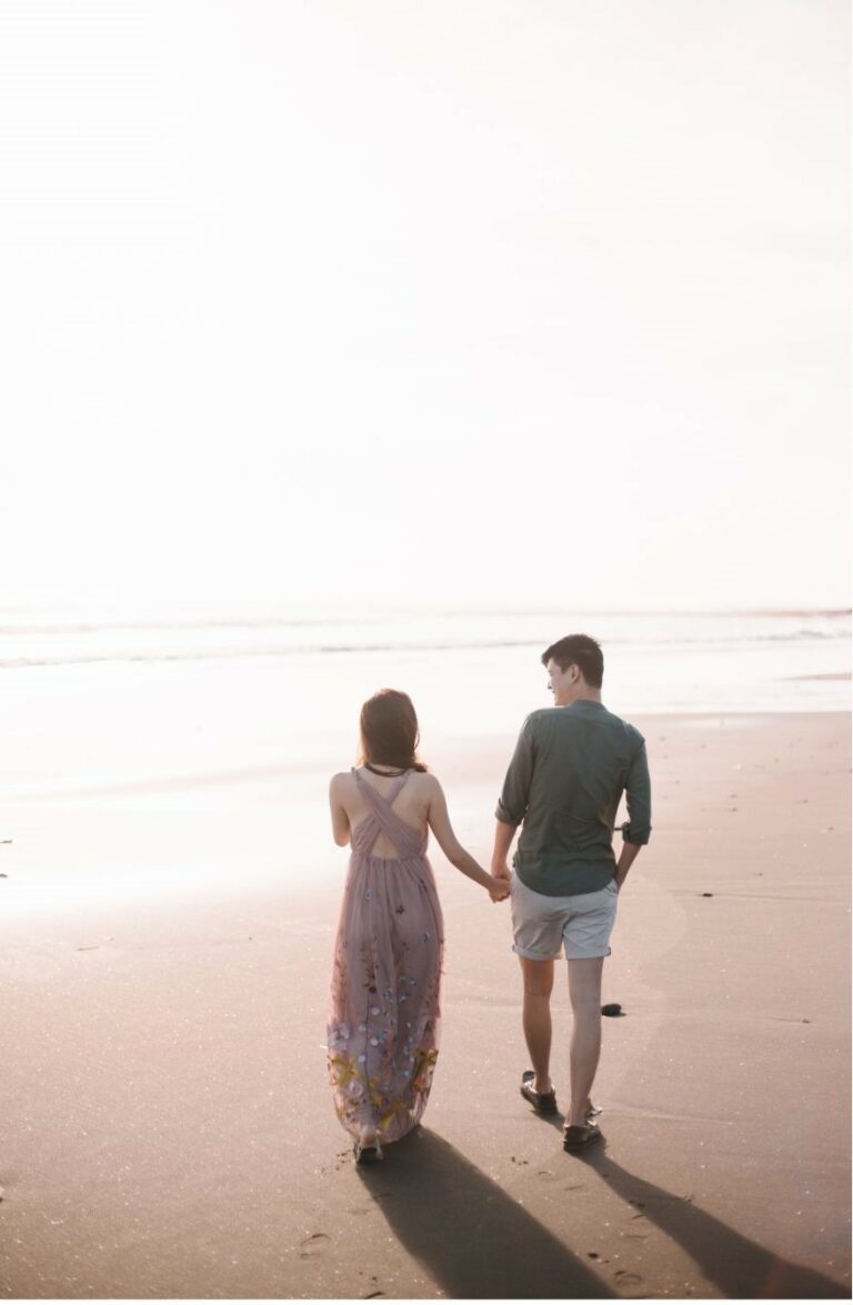 Ein Paar geht am Strand entlang. Beziehungscoaching